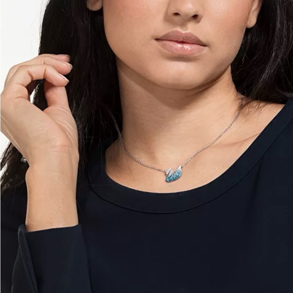 NWT!Swarvoski Swan Pendant Necklace with Crystals ombré blue - Picture 2 of 2